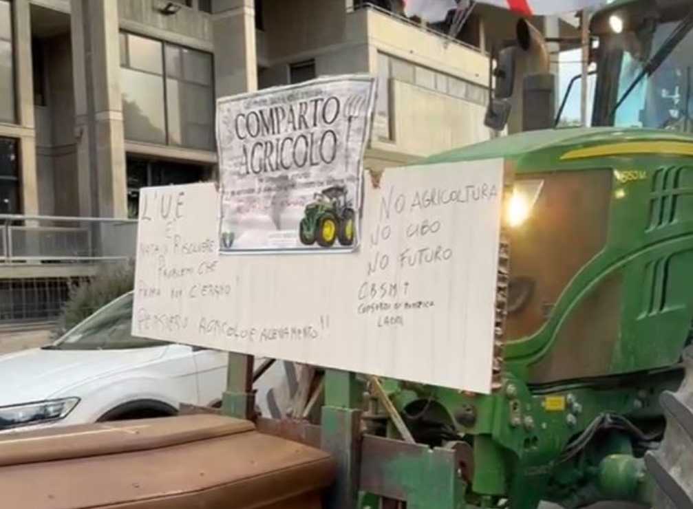 LA PROTESTA DEI TRATTORI A CAGLIARI BARA LA-PROTESTA-DEI-TRATTORI-A-CAGLIARI-BARA