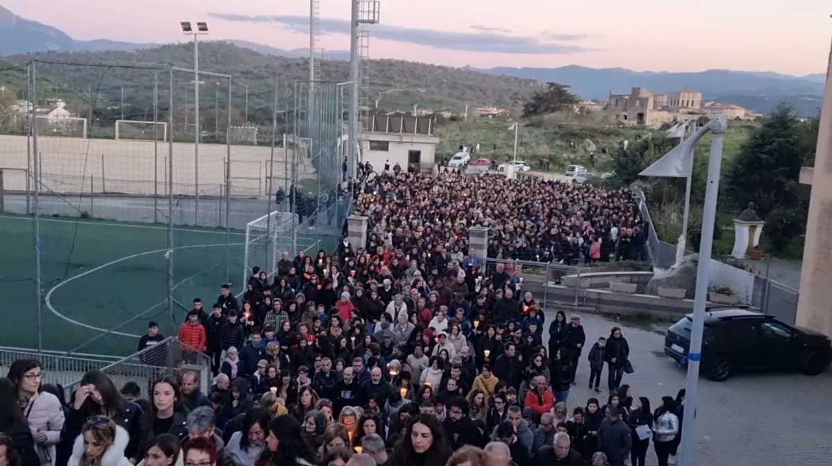 YouTG.NET - In migliaia alla fiaccolata per Patrick e Ythan, morti nel  crollo: oggi i funerali a Nuoro