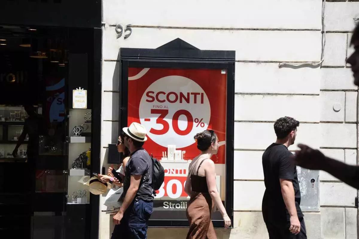 YouTG.NET - Al via i saldi estivi in Sardegna: "Ogni famiglia spenderà  circa 154 euro"
