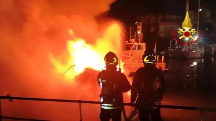 barca-alghero-fiamme