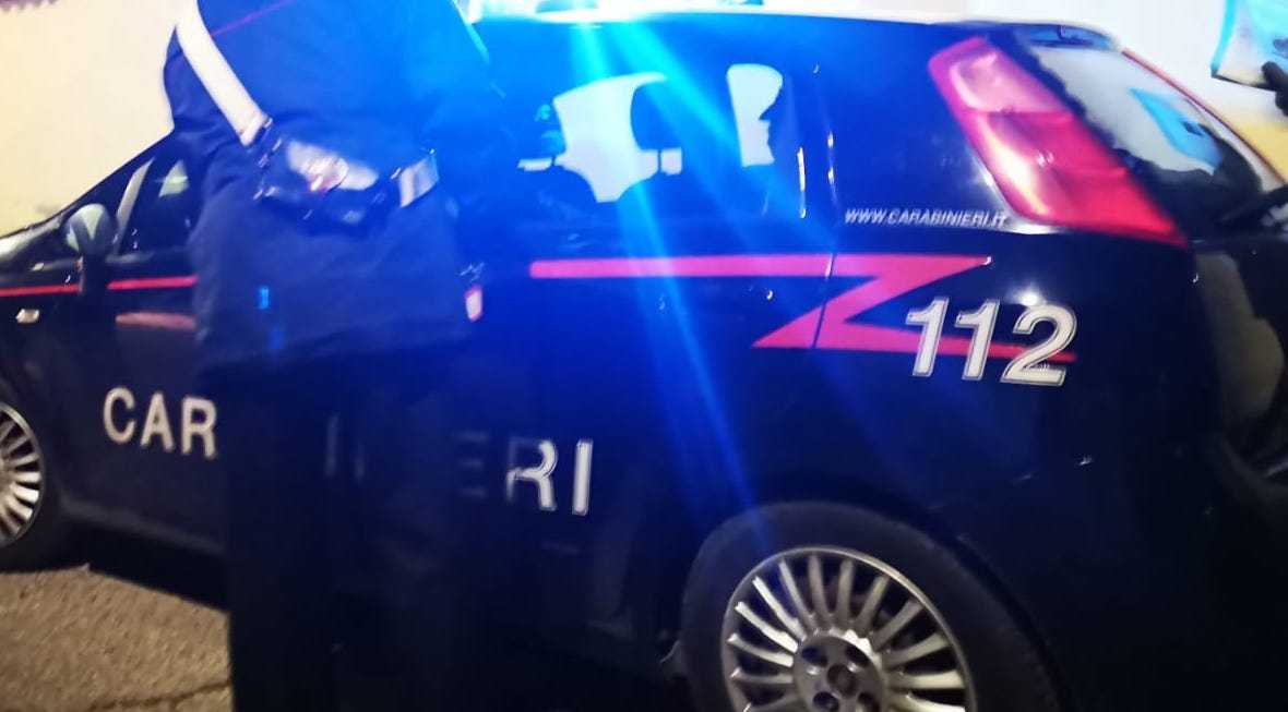 auto-carabinieri-notte-luce