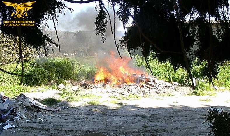 combustione-rifiuti-terreno-maracalagonis