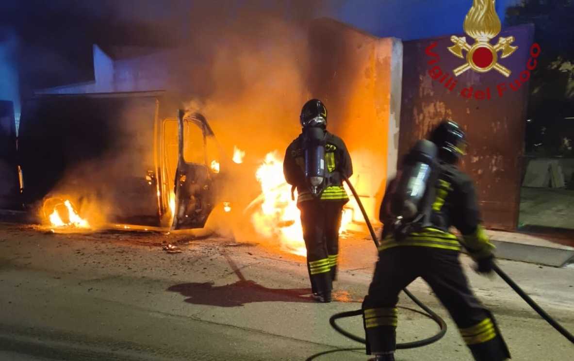 furgone-incendiato-uta-festa