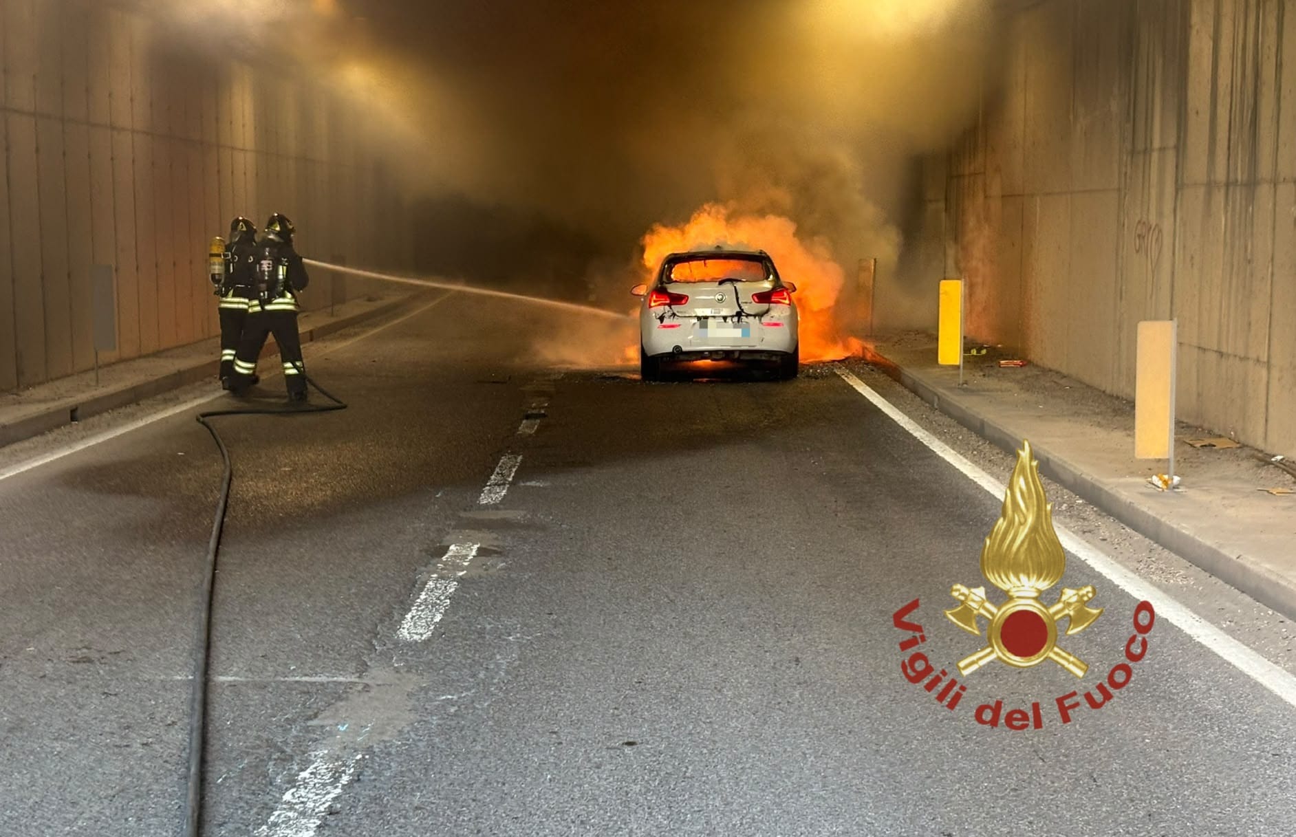 auto-a-fuoco-in-galleria