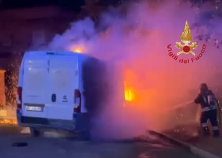 furgone-assemini-incendiato furgone-assemini-incendiato
