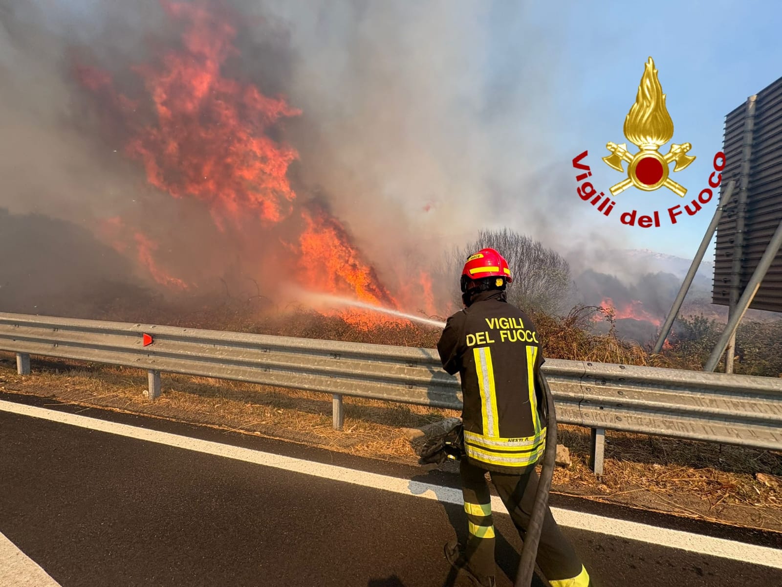 olbia-incendio-strada-vvf olbia-incendio-strada-vvf