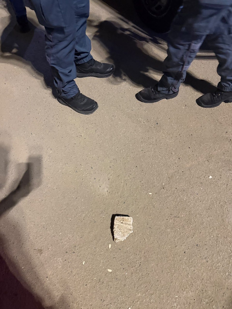 sassi-contro-polizia sassi-contro-polizia