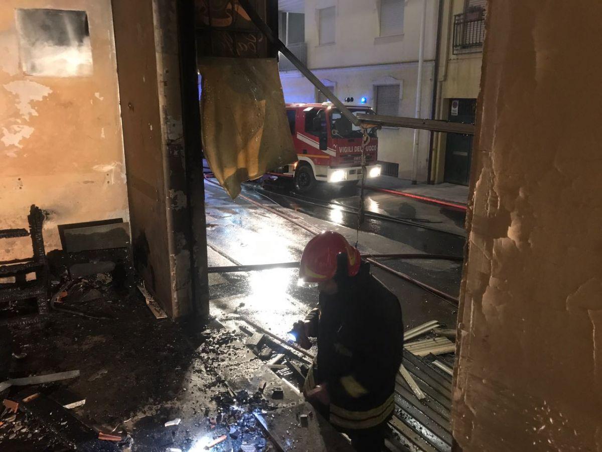 Incendio-Bar-di-Pirri-via-Enrico-Toti-interno-18 Incendio-Bar-di-Pirri-via-Enrico-Toti-interno-18