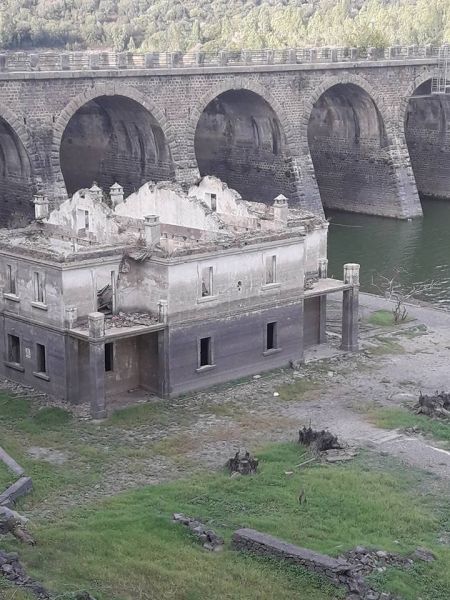 Casa-fantasma-lago-Omodeo-2