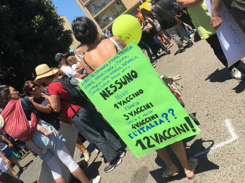 Genitori Antivaccini Vaccini Viale Trento Manifestazione 10 Genitori-antivaccini-vaccini-viale-trento-manifestazione-10