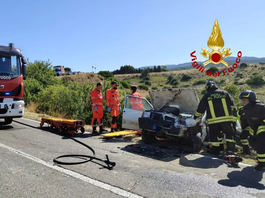 Sp12 Vig Schianto tra un'auto e un furgone sulla sp12 a Settimo: due occupanti estratti dall'abitacolo